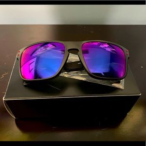Brand New *HOT* Oakley Holbrook sunglasses. No scratches, no imperfections.